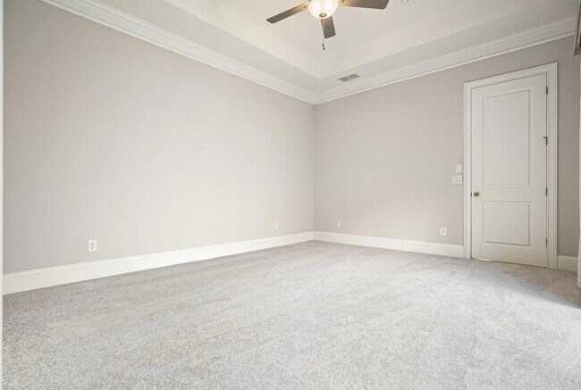 Building Photo - 123 Village Green Ave