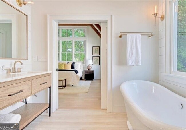 Building Photo - 740 Belt Loop SE