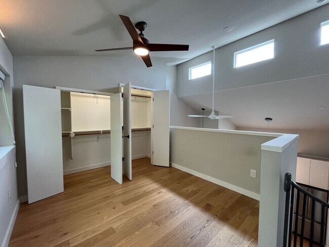 Building Photo - Great Studio Close to Downtown