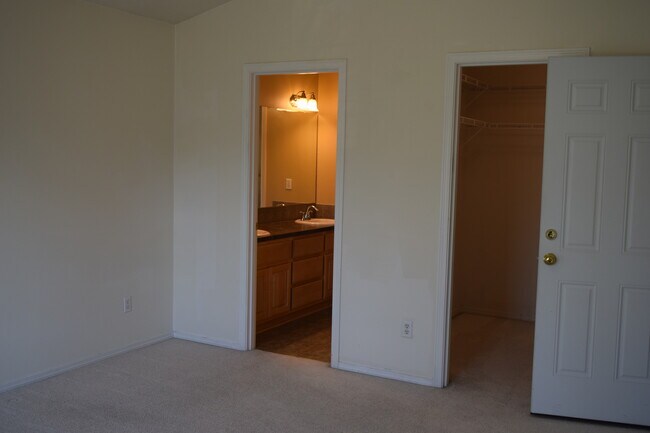 Building Photo - 6321 NE 59th Ct