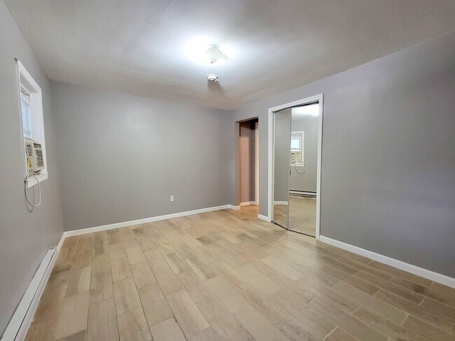 Building Photo - 423 2nd St