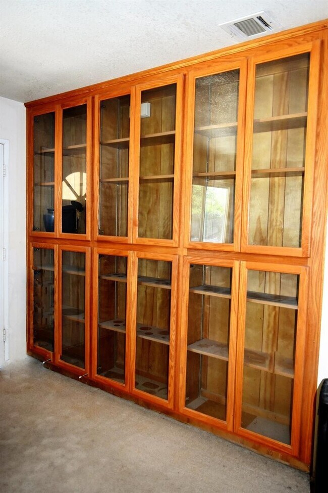 Building Photo - 4 bedrooms House for rent