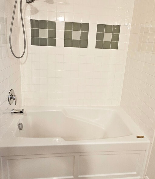 Master Bathrub - 5220 Boardwalk Dr