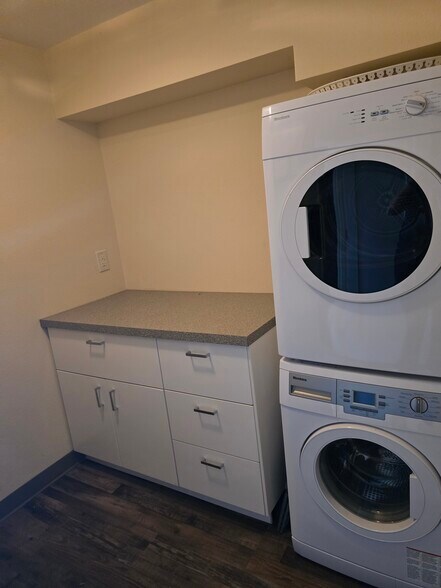 Laundry - 320 NE Wisteria Way
