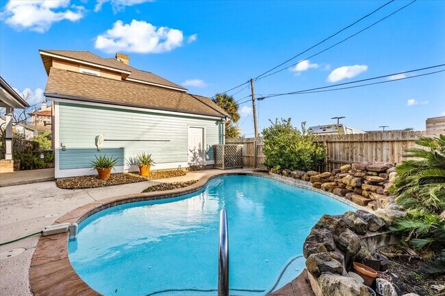 Building Photo - 2207 Bernardo De Galvez Ave