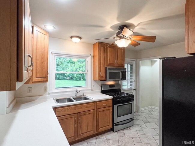 Building Photo - 2519 E 7th St