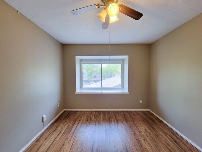 Building Photo - Quite neighborhood town home with gate, ne...