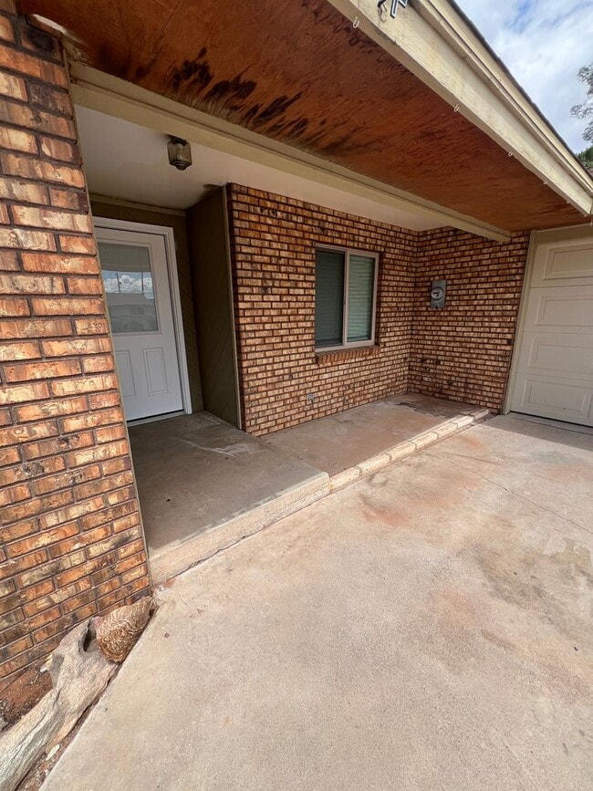 Building Photo - Great 3 bedroom 2 bathroom,  home with a h...