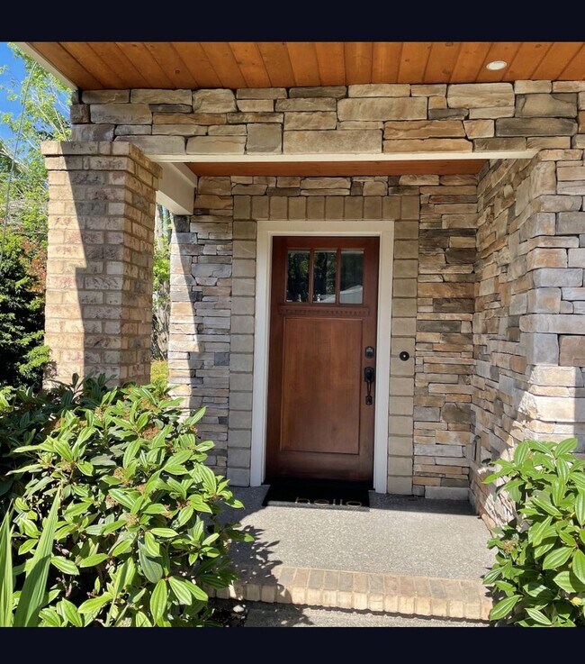 Primary Photo - Happy Valley Townhome! 2Bed + Den/Office w/ 2.5 Bath ~ Garage, Washer/Dryer ~ Convenient to PDX A...