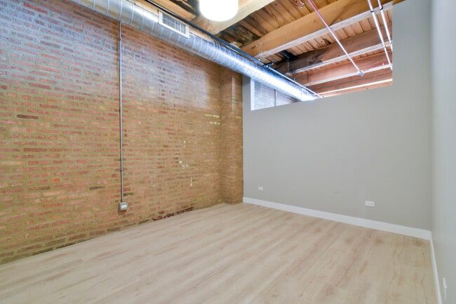 Building Photo - 11 E Illinois St