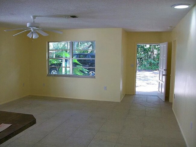 Building Photo - 4/2 Home conveniently located in Sarasota near Beaches, Jungle Gardens, Airport & Downtown!