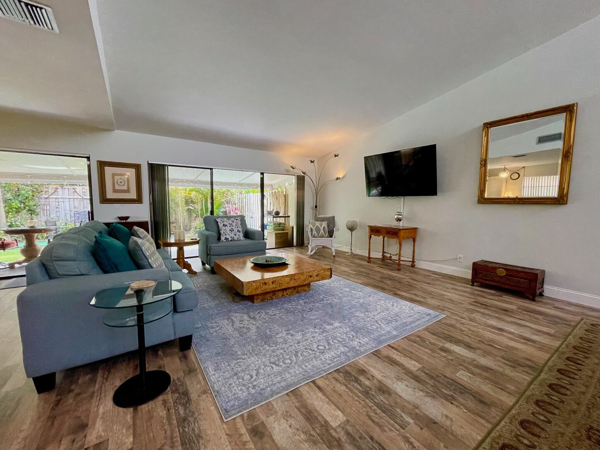 Building Photo - 1800 Embassy Dr