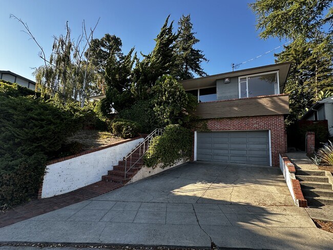 Building Photo - 2036 Braemar Rd