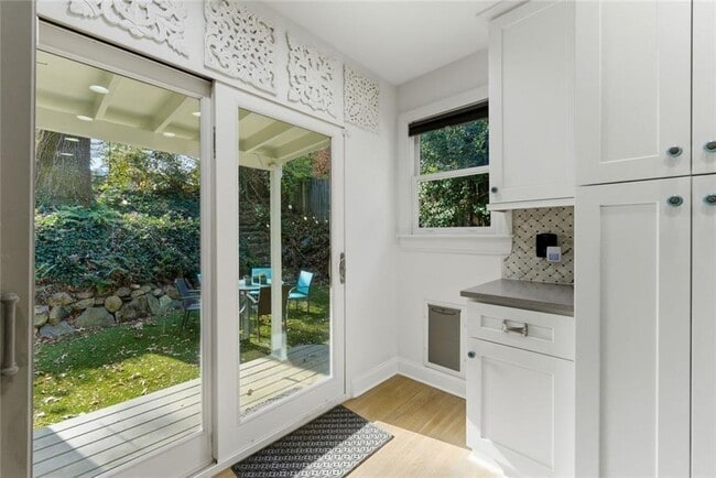 Building Photo - 302 Hascall Rd NW