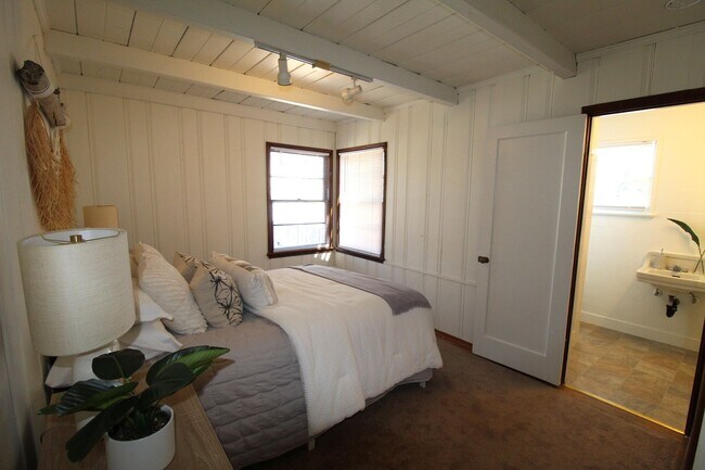 Building Photo - Charming Midtown Ventura Home- 3 Bedroom + 1.75 Bath