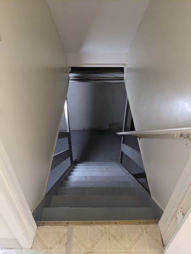 Building Photo - Close to Grandview College A