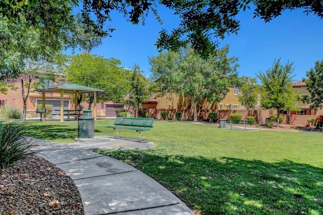 Building Photo - 3 Bedroom Split Level Home in Centennial H...