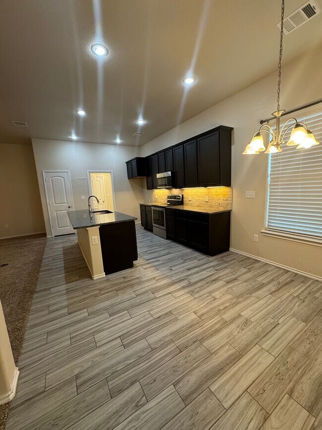 Building Photo - Located in Heritage Hills!!! 3/2/2 Fabulou...