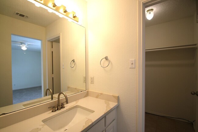 Building Photo - Upgraded 3BR Home | Granite Kitchen, High Ceilings & Gated Backyard | Minutes to Downtown Fort Worth