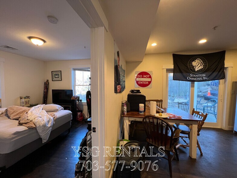 Building Photo - 24 Sunset St