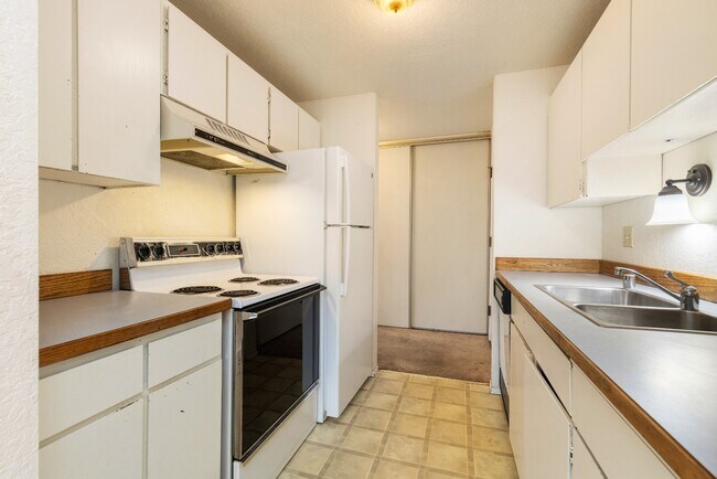 Building Photo - Spacious 1 Bedroom Apartment w/ Parking in Briercrest