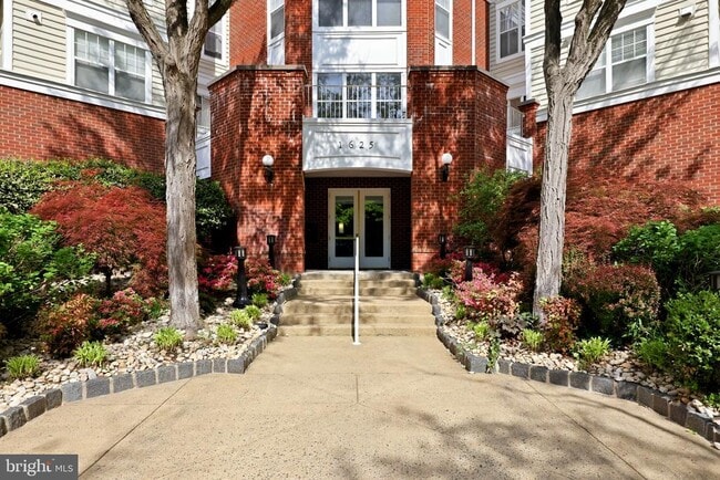 Building Photo - 1625 International Dr