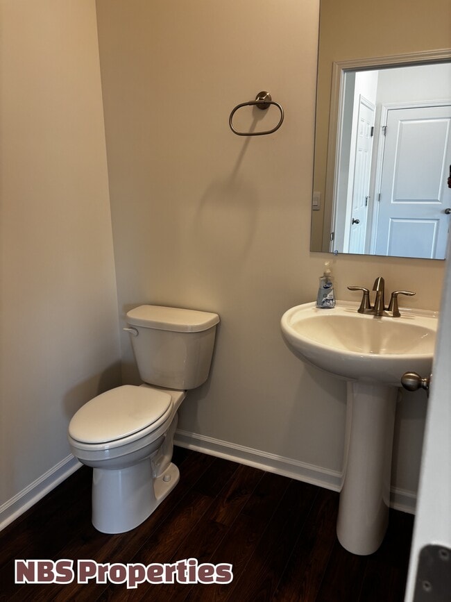 Building Photo - 935 Utopia Ln