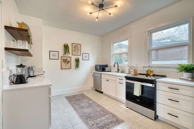 Building Photo - 1032-1036-1036 SE 12th Ave