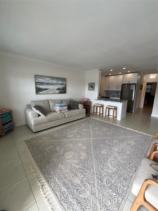 Building Photo - 2100 Diana Dr