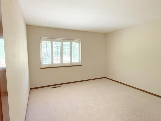 Building Photo - Sprawling ranch home located in highly des...