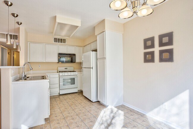 Building Photo - 2 Bed, 2 Bath Beautiful condo available now!