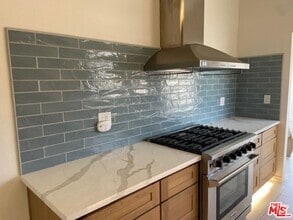 Building Photo - 456 S Wilton Pl