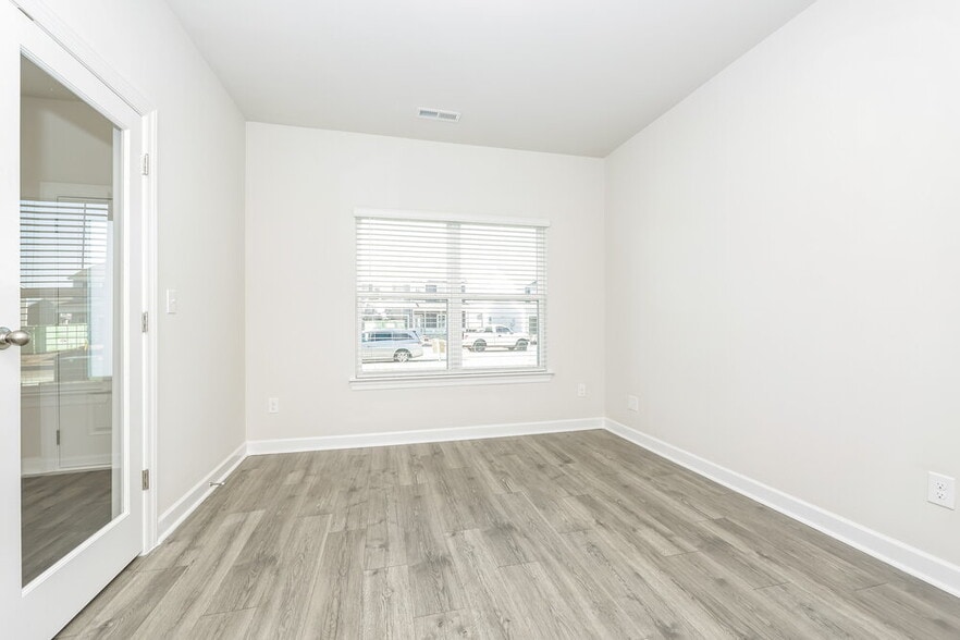 Building Photo - 3321 Quintana Dr