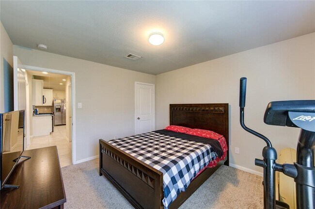 Building Photo - 9011 Hemlock Dr