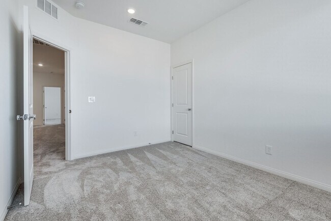 Building Photo - Highly upgraded, spacious, 4 bedroom home ...