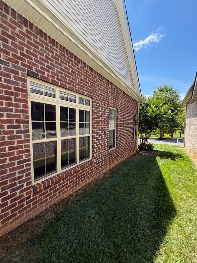 Building Photo - 266 Turnberry Circle
