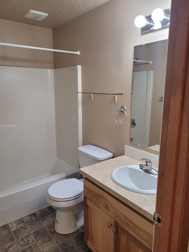 Building Photo - Beautiful 3 bedroom 2.5 bath home with lar...