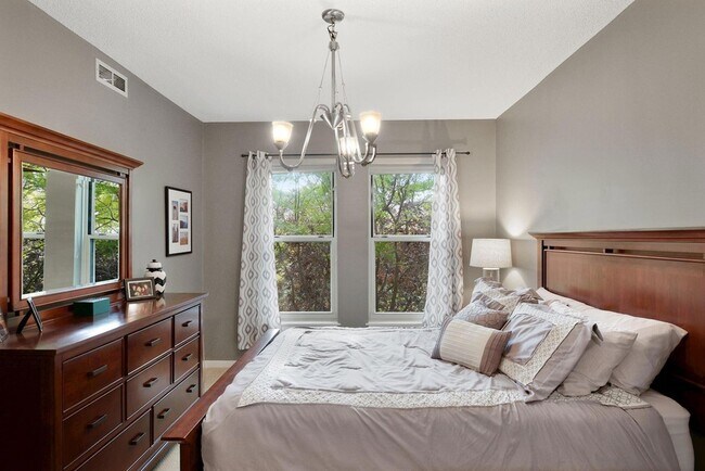 Building Photo - 645 N 1st St