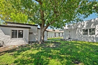 Building Photo - Spacious 1 Bed / 1 Bath Apartment Near Downtown Miami