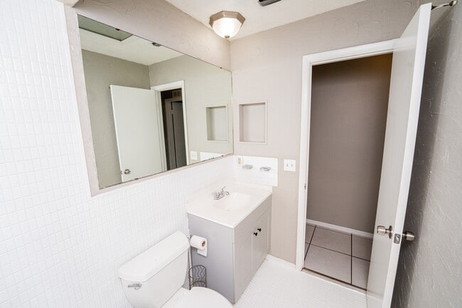 Building Photo - 150 Lady Susan Ct