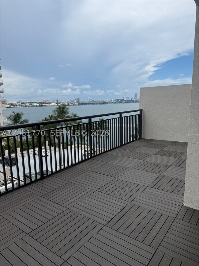 Building Photo - 540 Brickell Key Dr