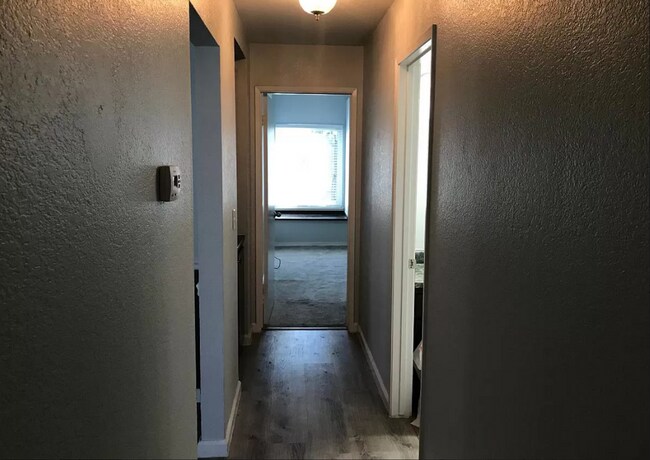 Building Photo - Close to freeway and shopping