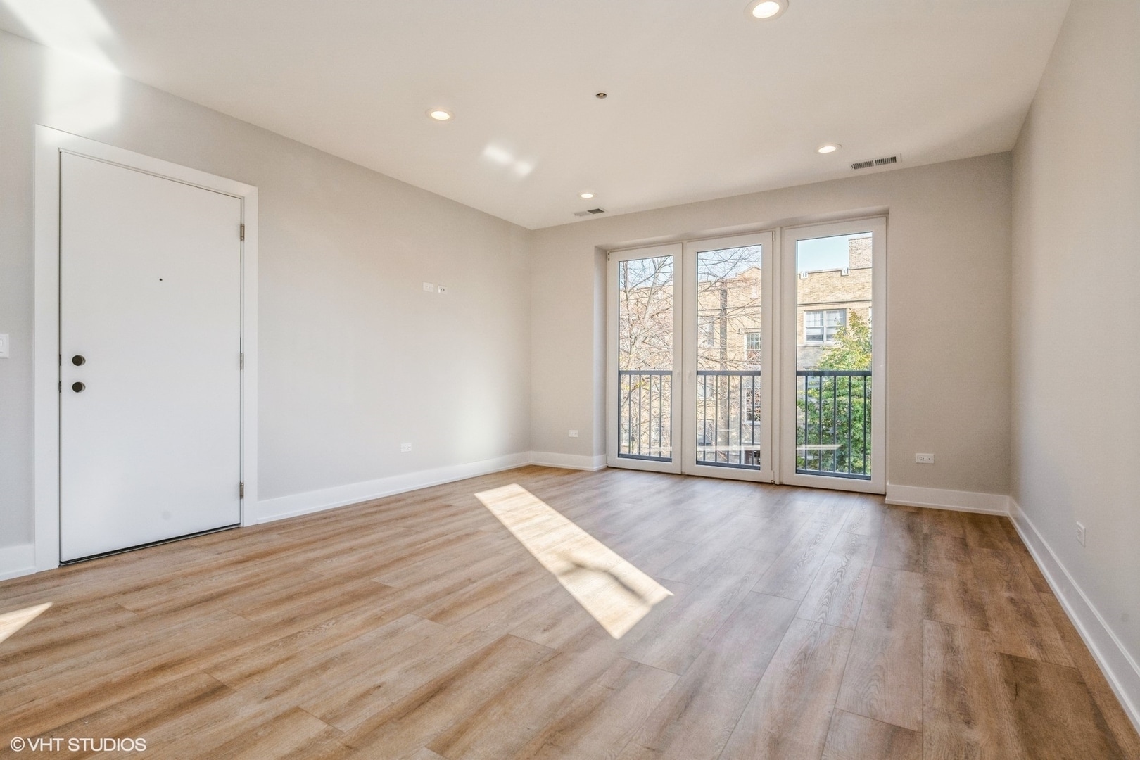 Building Photo - 3216 N Karlov Ave