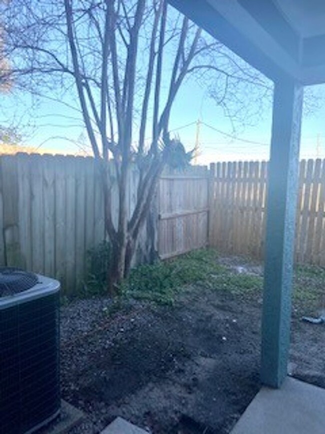 Building Photo - Very cute 2 bedroom 1 1/2 bath town-home c...