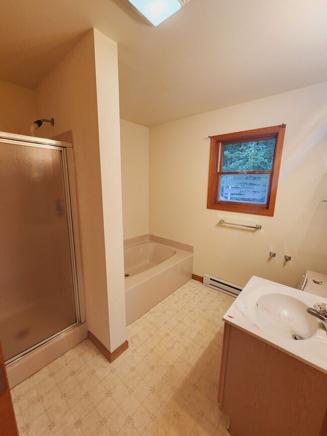 Building Photo - Wonderful 3 bedroom 2.5 bath home w/garage