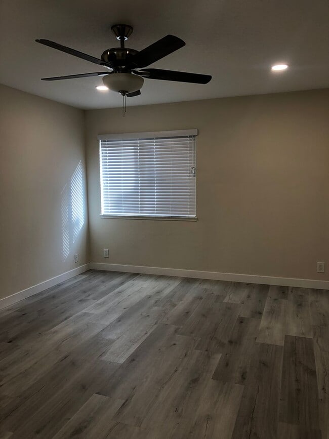 Building Photo - Remodeled 2 bedroom 1 bathroom with large ...