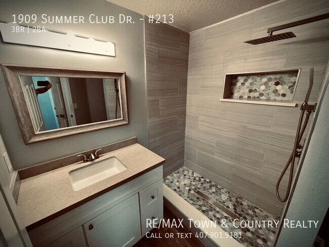 Building Photo - 1909 Summer Club Dr