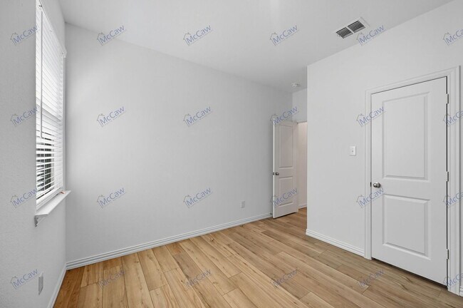 Building Photo - 2560 Eden Crk Dr