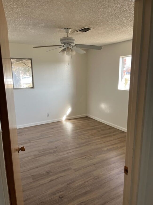 Building Photo - 3 BR 2 Bath