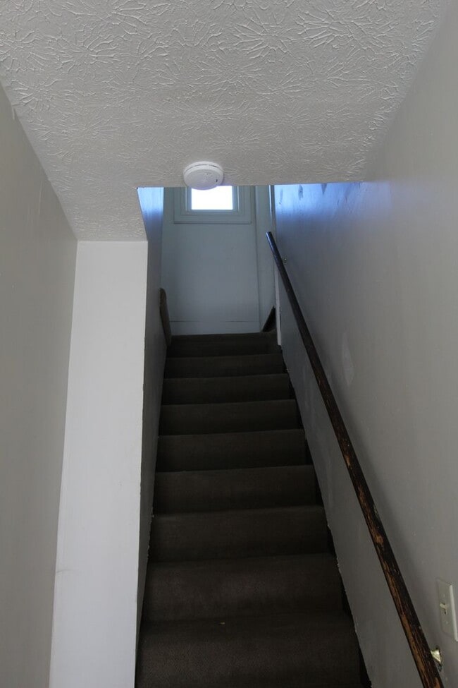 Building Photo - Upstairs Studio Apartment